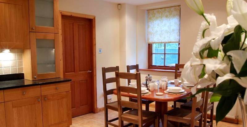 holiday cottage by loch